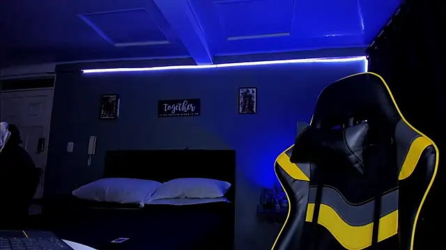 alexgiraldo   online show from October 13, 2025, 10:39 am