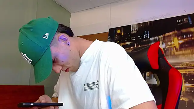 Snapshot of alexgiraldo__ chatting on June 4, 2026, 2:44 pm alexgiraldo online show from June 4, 2026, 2:44 pm