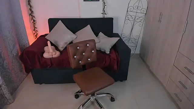 mishelkrave  online show from October 10, 2025, 12:22 am