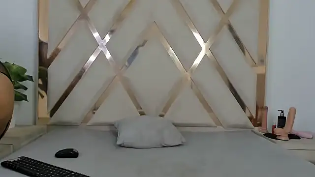 arielasm online show from November 19, 2025, 12:05 pm