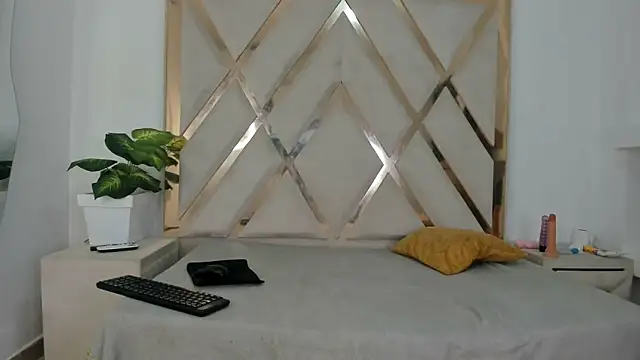 arielasm online show from September 12, 2025, 12:38 pm