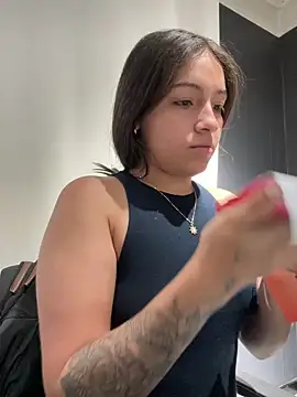 Alyha Cortes online show from November 26, 2025, 1:11 pm