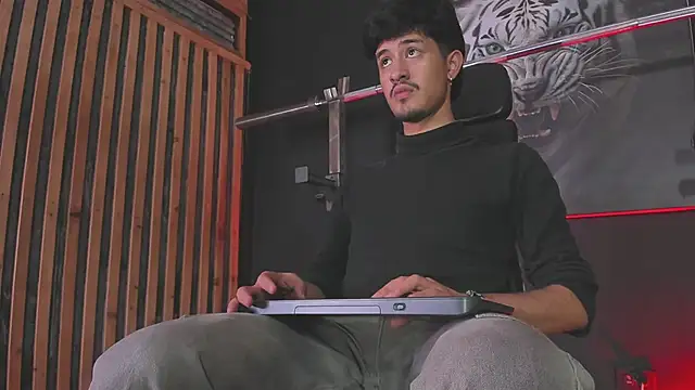 Snapshot of DimitriDeluxe chatting on November 13, 2025, 8:13 pm DimitriDeluxe online show from November 13, 2025, 8:13 pm