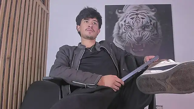 Snapshot of DimitriDeluxe chatting on October 13, 2025, 7:37 pm DimitriDeluxe online show from October 13, 2025, 7:37 pm