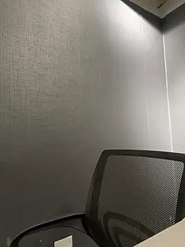 Emily Rivers  online show from November 18, 2025, 1:03 pm