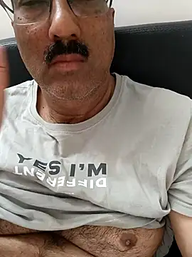 Snapshot of moonflower25 chatting on February 6, 2026, 4:41 am moonflower25 online show from February 6, 2026, 4:41 am