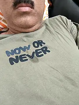 Snapshot of moonflower25 chatting on February 11, 2026, 2:22 am moonflower25 online show from February 11, 2026, 2:22 am