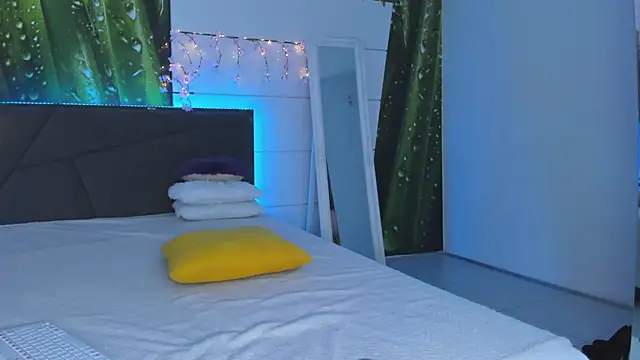 Snapshot of HollyTailors chatting on November 14, 2025, 7:12 am HollyTailors online show from November 14, 2025, 7:12 am