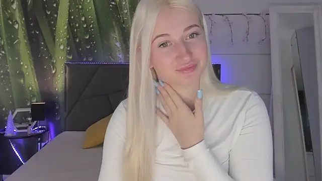 HollyTailors online show from March 19, 2026, 6:35 am