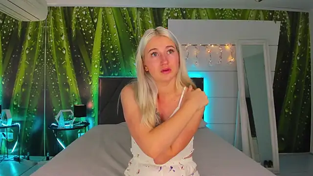 Snapshot of HollyTailors chatting on October 23, 2025, 5:28 am HollyTailors online show from October 23, 2025, 5:28 am