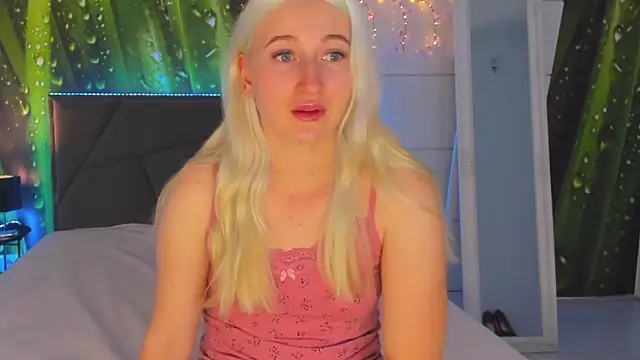 Snapshot of HollyTailors chatting on November 1, 2025, 6:19 am HollyTailors online show from November 1, 2025, 6:19 am