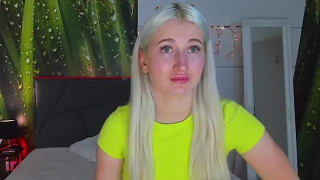 Snapshot of HollyTailors chatting on October 22, 2025, 12:04 pm HollyTailors online show from October 22, 2025, 12:04 pm