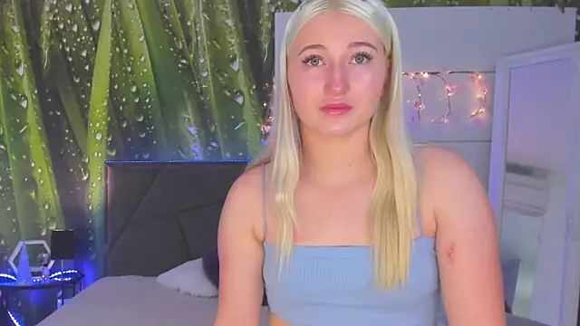 Snapshot of HollyTailors chatting on November 18, 2025, 6:28 am HollyTailors online show from November 18, 2025, 6:28 am