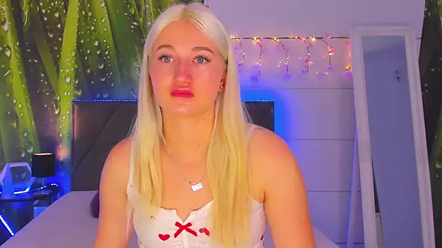 Snapshot of HollyTailors chatting on October 11, 2025, 5:30 am HollyTailors online show from October 11, 2025, 5:30 am