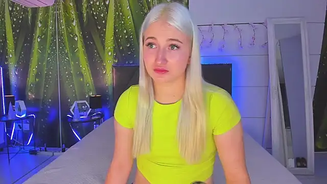 Snapshot of HollyTailors chatting on November 12, 2025, 1:04 pm HollyTailors online show from November 12, 2025, 1:04 pm