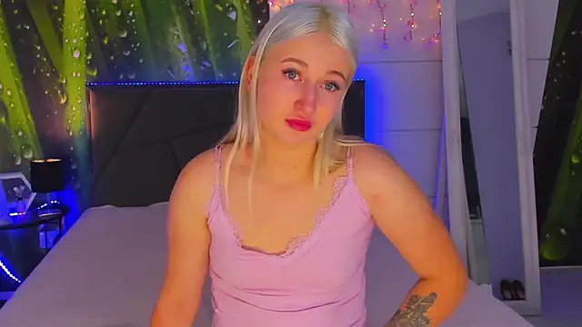 Snapshot of HollyTailors chatting on November 15, 2025, 6:28 am HollyTailors online show from November 15, 2025, 6:28 am