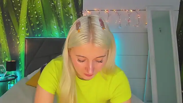 Snapshot of HollyTailors chatting on November 6, 2025, 6:17 am HollyTailors online show from November 6, 2025, 6:17 am