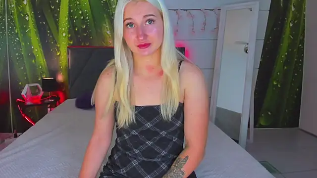 Snapshot of HollyTailors chatting on October 17, 2025, 12:07 pm HollyTailors online show from October 17, 2025, 12:07 pm