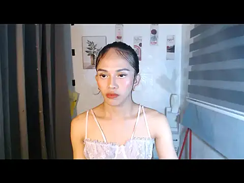 Snapshot of LauraSoHot chatting on September 10, 2025, 1:21 pm LauraSoHot online show from September 10, 2025, 1:21 pm