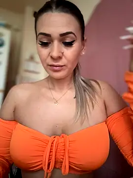 Snapshot of iSelena chatting on October 13, 2025, 4:58 am iSelena online show from October 13, 2025, 4:58 am