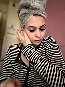 Snapshot of iSelena chatting on November 10, 2025, 6:07 am iSelena online show from November 10, 2025, 6:07 am