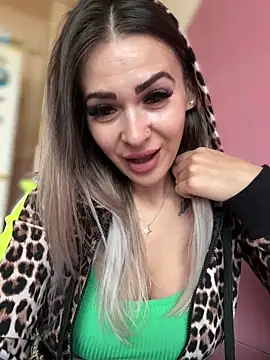 Snapshot of iSelena chatting on October 17, 2025, 6:06 am iSelena online show from October 17, 2025, 6:06 am