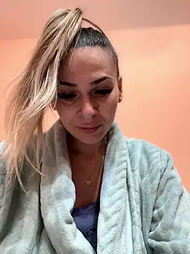 Snapshot of iSelena chatting on January 14, 2026, 9:46 am iSelena online show from January 14, 2026, 9:46 am