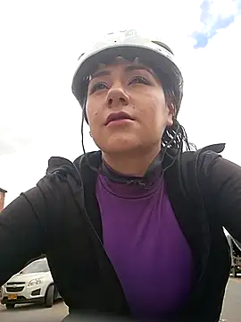 CAROLINE  07 online show from September 24, 2025, 1:50 pm