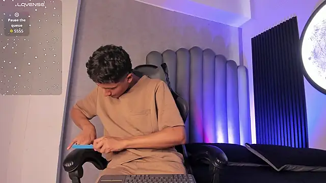  Leohot  online show from October 31, 2025, 3:47 am