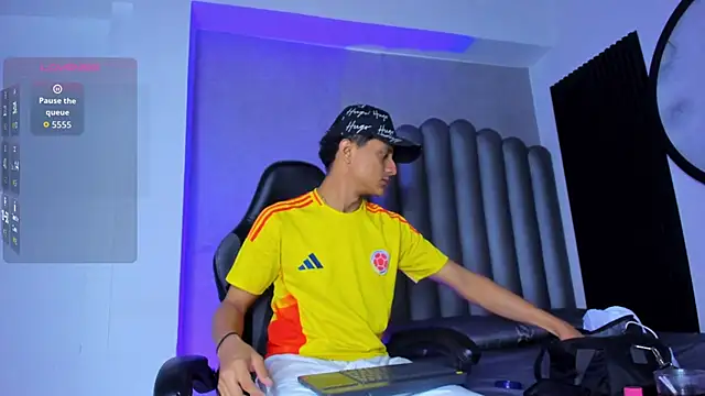  Leohot  online show from December 20, 2025, 3:20 am