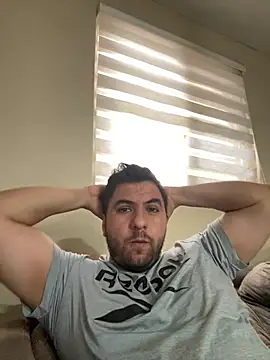 raulgzz4 online show from April 28, 2026, 3:27 pm