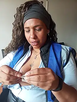 IVONNE COLLINS33 online show from April 15, 2026, 3:27 pm