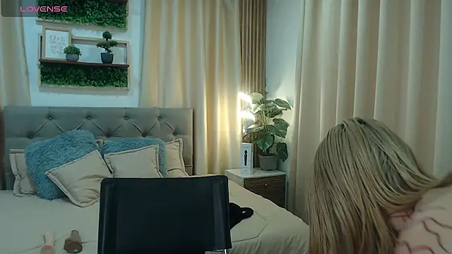 Snapshot of zohet_kriss chatting on October 23, 2025, 3:10 pm zohet kriss online show from October 23, 2025, 3:10 pm