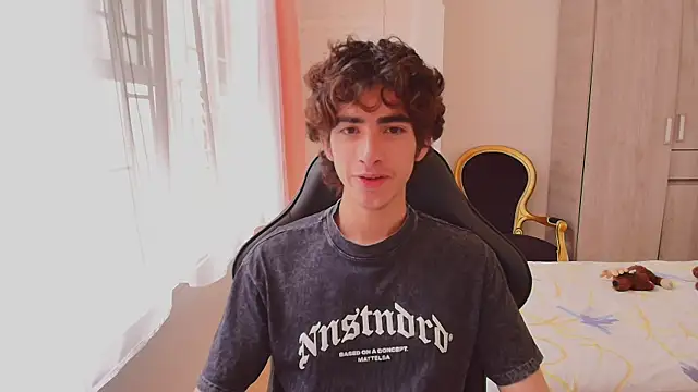 Nude Boy18 online show from October 6, 2025, 6:08 pm