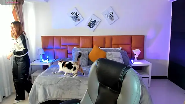 Snapshot of Catti_Brie chatting on November 10, 2025, 11:48 am Catti Brie online show from November 10, 2025, 11:48 am