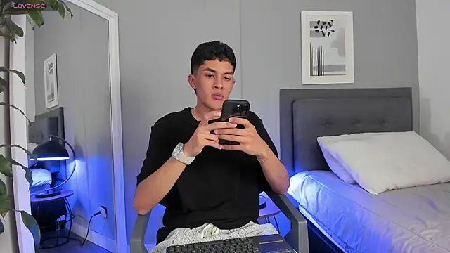 Tylerffoxx online show from October 6, 2025, 10:43 pm