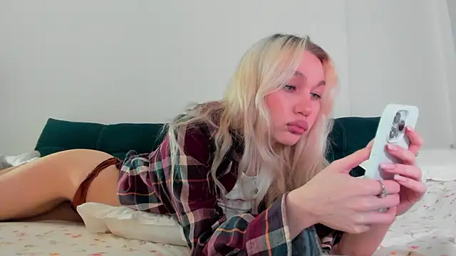 cuteleraay online show from November 14, 2025, 8:12 pm