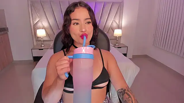 Saskia litt online show from November 17, 2025, 8:40 am