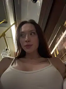 Snapshot of EstaVista chatting on October 23, 2025, 6:28 pm EstaVista online show from October 23, 2025, 6:28 pm