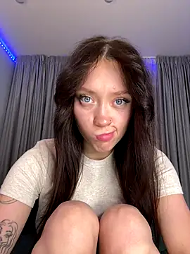 Snapshot of EstaVista chatting on November 30, 2025, 1:56 pm EstaVista online show from November 30, 2025, 1:56 pm