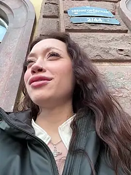 Snapshot of EstaVista chatting on October 18, 2025, 2:08 pm EstaVista online show from October 18, 2025, 2:08 pm