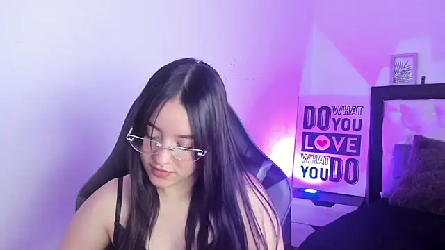 KimGarces online show from September 17, 2025, 9:06 pm