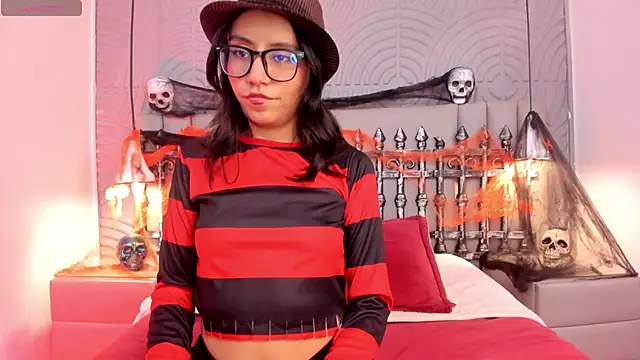 eviegothel  online show from October 31, 2025, 8:27 pm