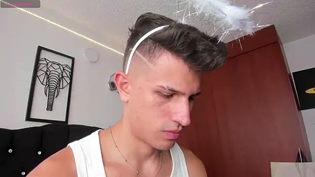 Snapshot of kevin_ahss chatting on October 31, 2025, 7:43 pm kevin ahss online show from October 31, 2025, 7:43 pm