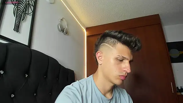 Snapshot of kevin_ahss chatting on December 3, 2025, 10:53 pm kevin ahss online show from December 3, 2025, 10:53 pm