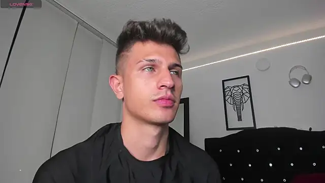 Snapshot of kevin_ahss chatting on October 27, 2025, 11:05 pm kevin ahss online show from October 27, 2025, 11:05 pm