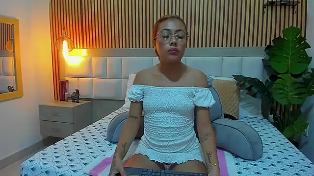 KattyBonnie online show from October 21, 2025, 8:41 pm