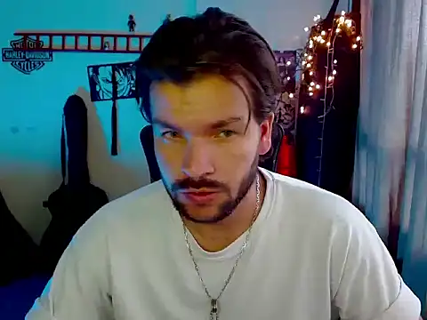 cortelioni massimo  online show from November 18, 2025, 8:01 pm