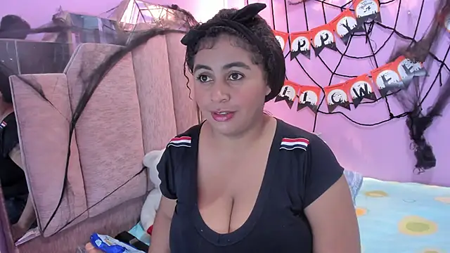 Snapshot of AndreaSweet2 chatting on October 21, 2025, 7:46 pm AndreaSweet2 online show from October 21, 2025, 7:46 pm