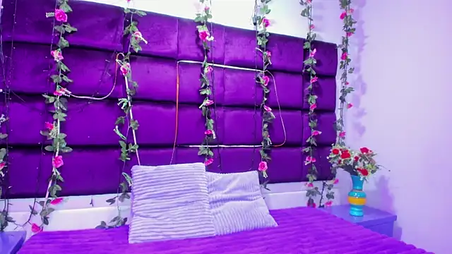 Nanis James online show from April 19, 2026, 2:56 am